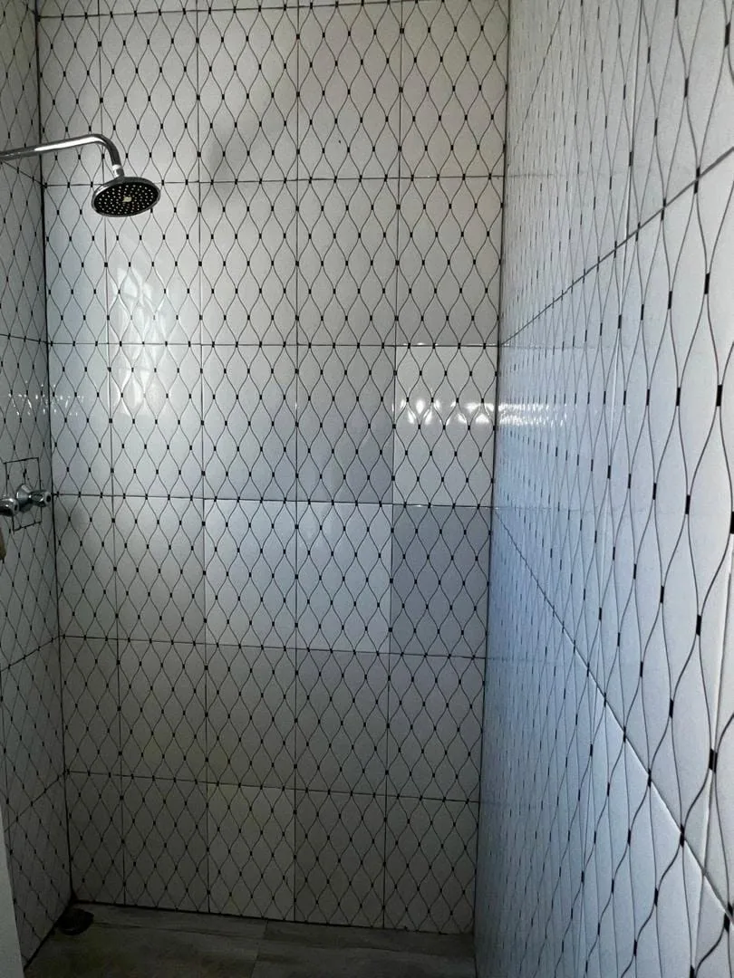 Walk-in shower, constant hot water